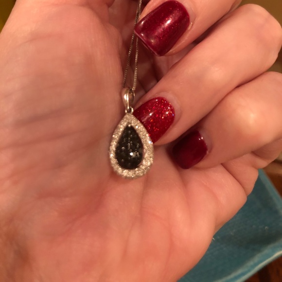 10k gold necklace w/teardrop pendant - Picture 2 of 6